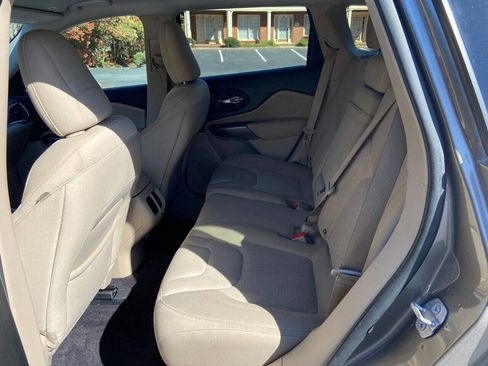 Used 2019 Jeep Cherokee Latitude w/ Popular Appearance Group image 18