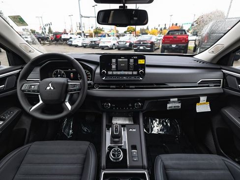 New 2025 Mitsubishi Outlander SE image 21