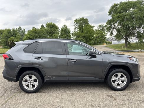 Used 2021 Toyota RAV4 LE AWD/4WD image 2