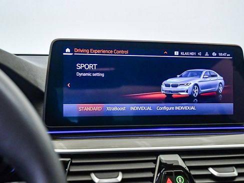 Certified 2022 BMW 530e w/ Premium Package image 26