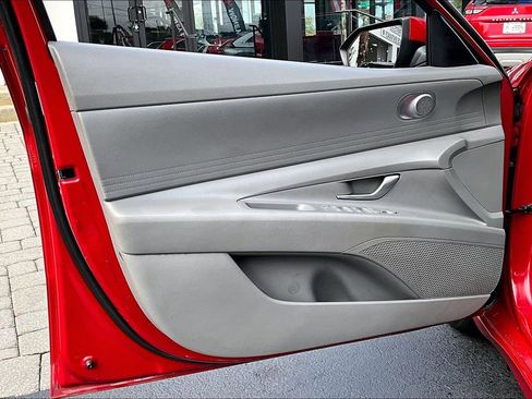 Used 2021 Hyundai Elantra SEL image 17