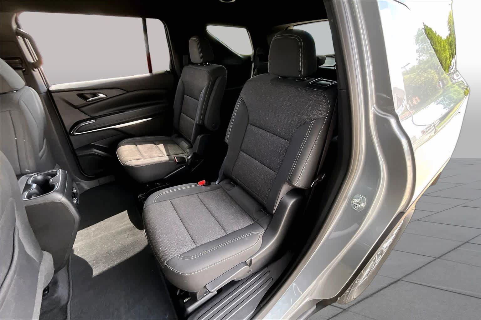 Used 2025 Chevrolet Traverse LT FWD image 20