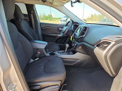 Used 2019 Jeep Cherokee Latitude w/ Popular Appearance Group FWD image 9