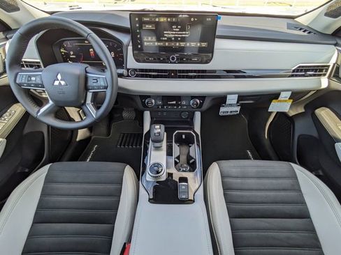 New 2025 Mitsubishi Outlander SE image 16