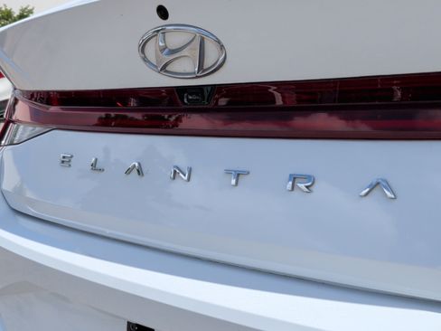 Used 2021 Hyundai Elantra SEL w/ Convenience + Premium Package FWD image 11
