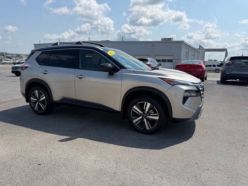 Used 2025 Nissan Rogue SL FWD image 2