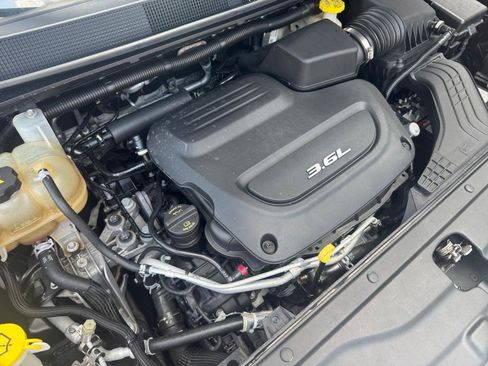 Used 2017 Chrysler Pacifica Touring-L FWD image 35
