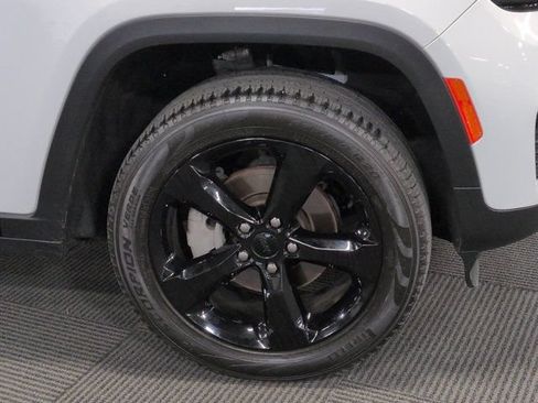 Used 2024 Jeep Grand Cherokee Limited w/ Black Appearance Package AWD/4WD image 10