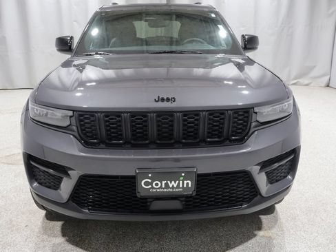 Used 2023 Jeep Grand Cherokee Altitude AWD/4WD image 9
