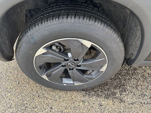 Used 2025 Nissan Rogue SV FWD image 32