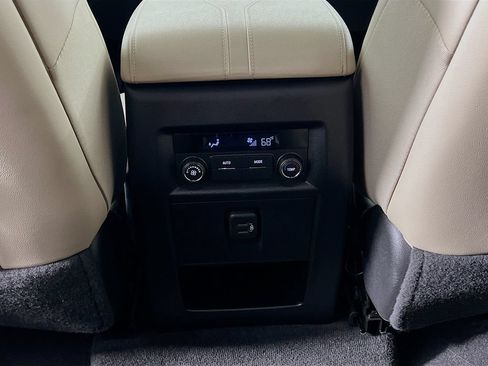 Used 2023 Chevrolet Traverse LT AWD/4WD image 24