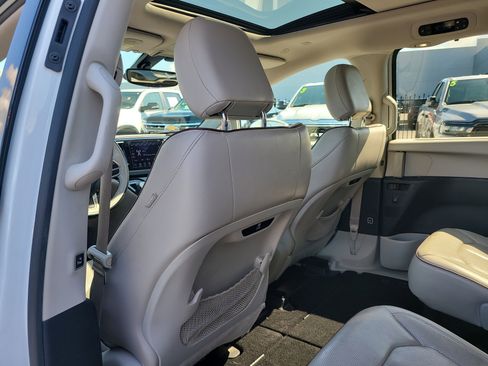 Used 2020 Chrysler Pacifica Limited FWD image 12