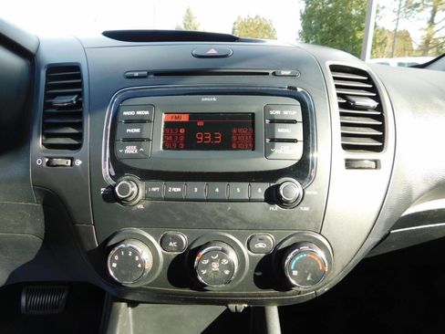 Used 2017 Kia Forte LX image 10