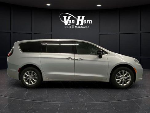 New 2026 Chrysler Pacifica Limited w/ Trailer Tow Group image 2