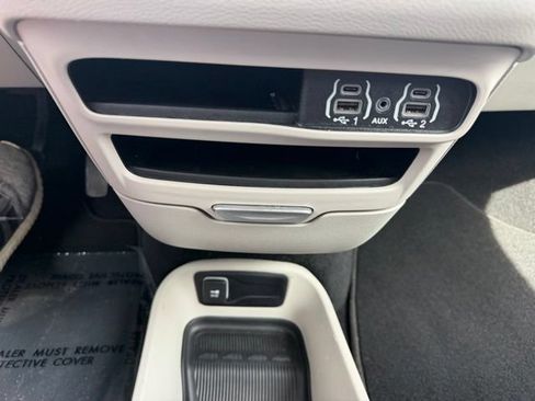 Used 2024 Chrysler Pacifica Touring-L FWD image 25