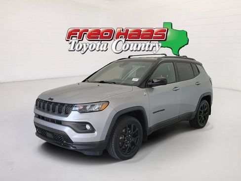 Used 2024 Jeep Compass Latitude w/ Convenience Group AWD/4WD image 1
