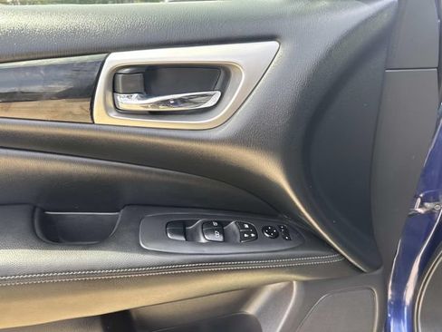 Used 2018 Nissan Pathfinder SV FWD image 19