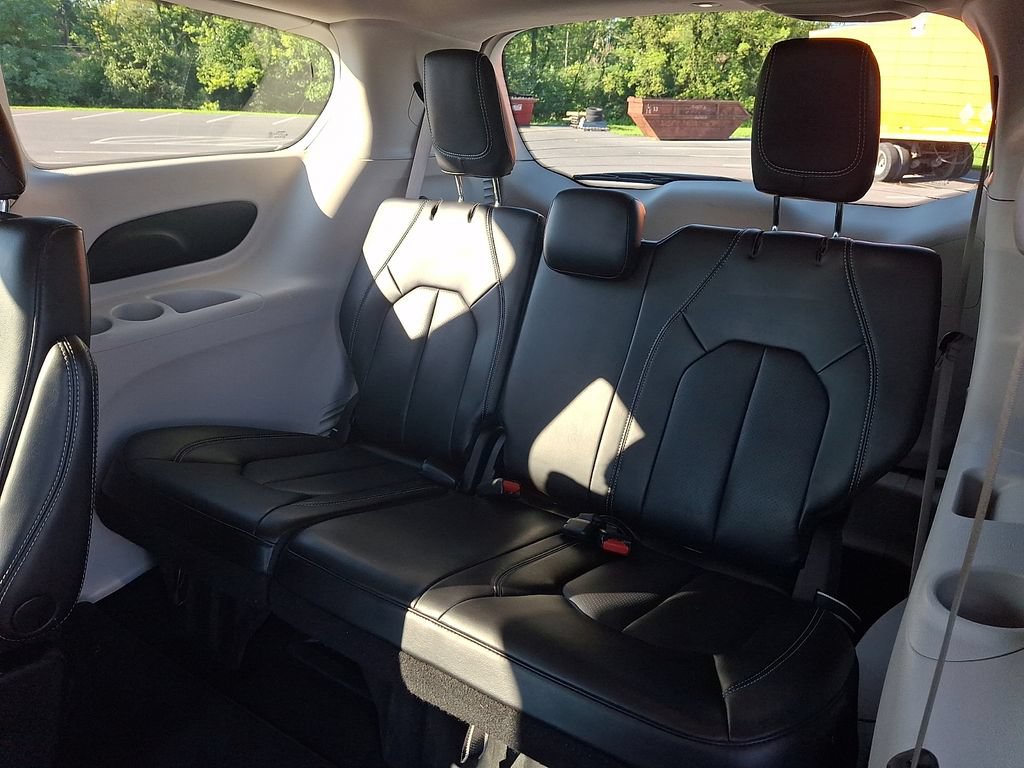 Used 2023 Chrysler Pacifica Touring-L FWD image 11