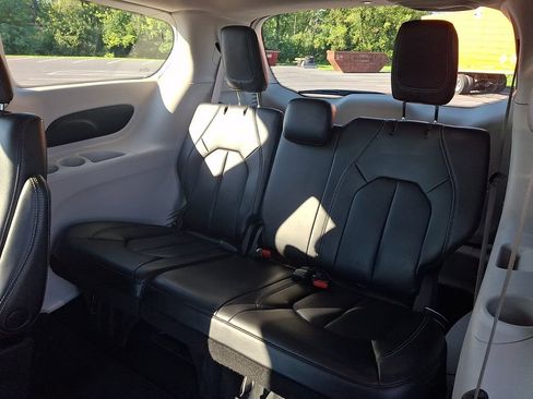 Used 2023 Chrysler Pacifica Touring-L FWD image 11