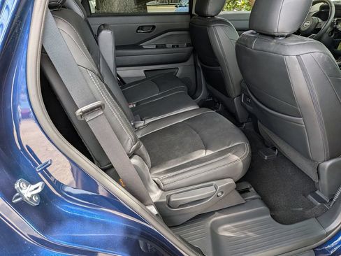 Used 2025 Nissan Pathfinder SV FWD image 27