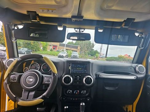 Used 2015 Jeep Wrangler Unlimited Sahara w/ Connectivity Group AWD/4WD image 20