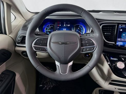 Used 2023 Chrysler Pacifica Touring-L FWD image 11