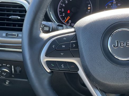 Used 2018 Jeep Grand Cherokee Overland AWD/4WD image 18
