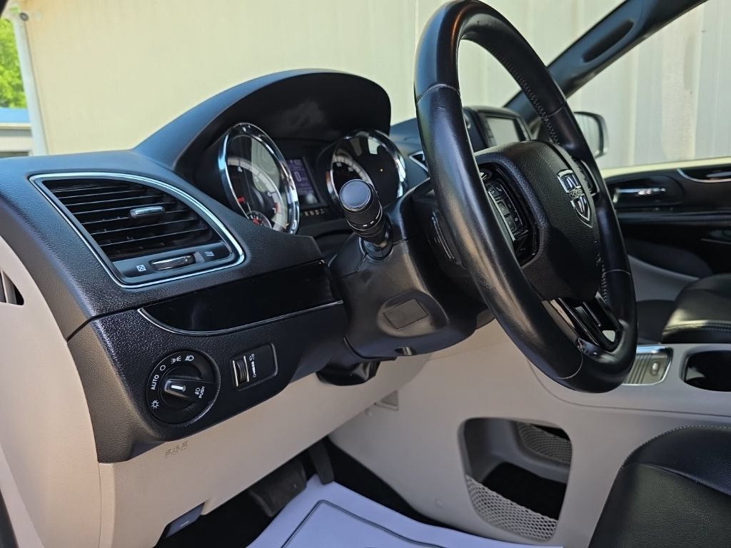 Used 2018 Dodge Grand Caravan SXT w/ Rear Park Assist Package FWD image 14