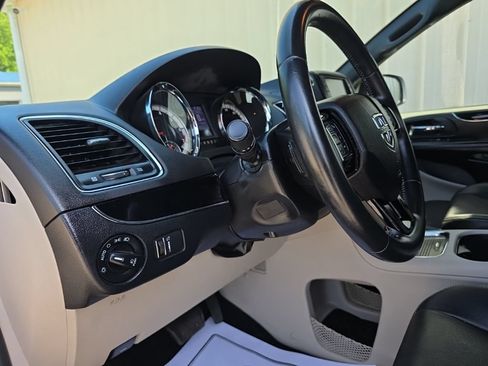 Used 2018 Dodge Grand Caravan SXT w/ Rear Park Assist Package FWD image 14