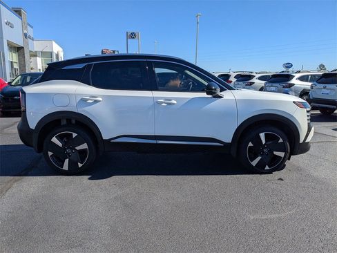 Used 2025 Nissan Kicks SR w/ Illumination Package image 4