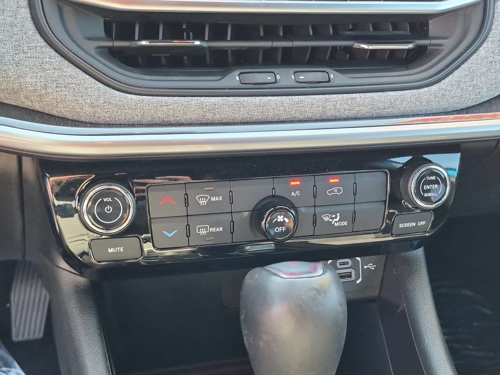 Certified 2025 Jeep Compass Latitude AWD/4WD image 20