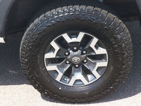 Used 2019 Toyota Tacoma TRD Off-Road AWD/4WD image 9