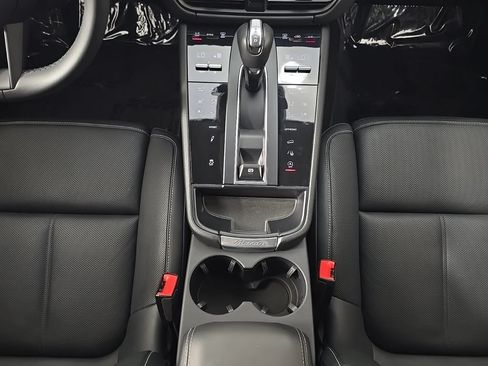 Certified 2023 Porsche Macan S AWD/4WD image 22