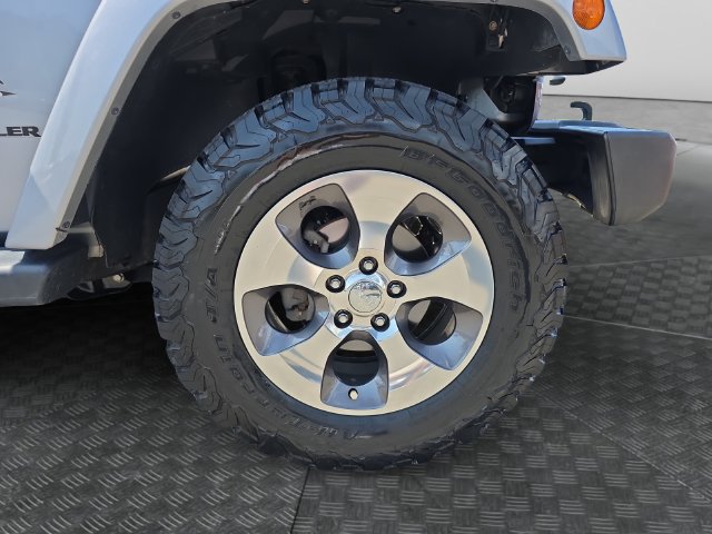 Used 2017 Jeep Wrangler Sahara w/ Connectivity Group AWD/4WD image 36