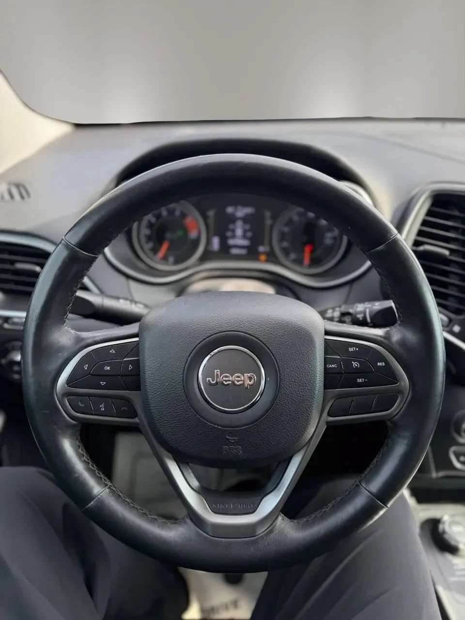 Used 2019 Jeep Cherokee Latitude Plus w/ Cold Weather Group AWD/4WD image 13