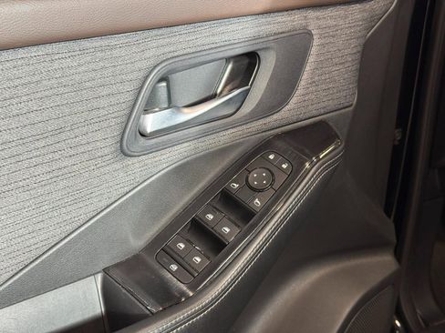 Used 2023 Nissan Rogue SV image 10