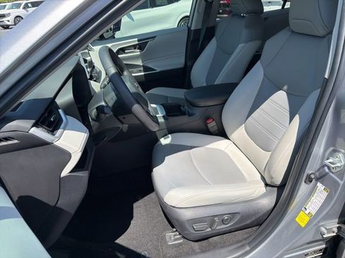Used 2023 Toyota RAV4 XLE Premium image 15