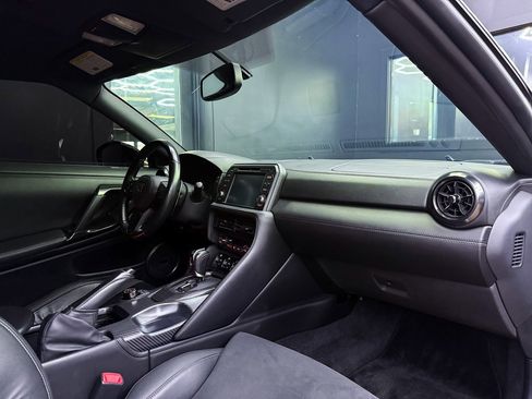 Used 2017 Nissan GT-R Premium image 25