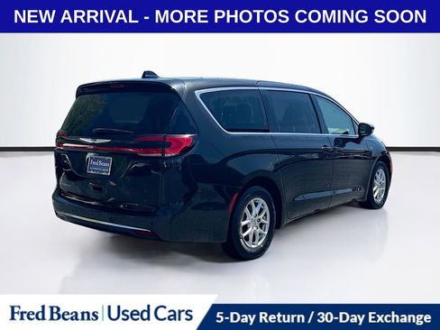 Used 2023 Chrysler Pacifica Touring-L FWD image 8