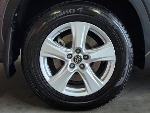 Certified 2022 Toyota Highlander LE image 5