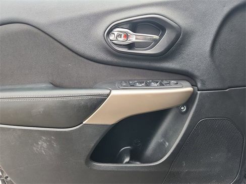 Used 2018 Jeep Cherokee Latitude image 20