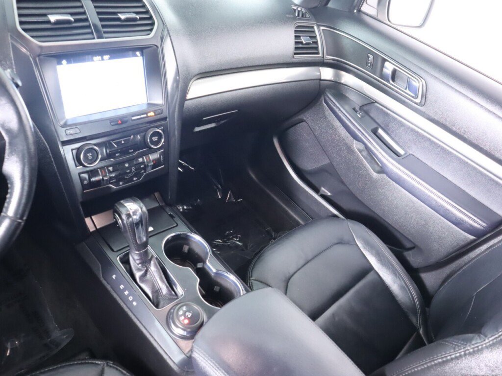 Used 2018 Ford Explorer XLT w/ Equipment Group 202A AWD/4WD image 34