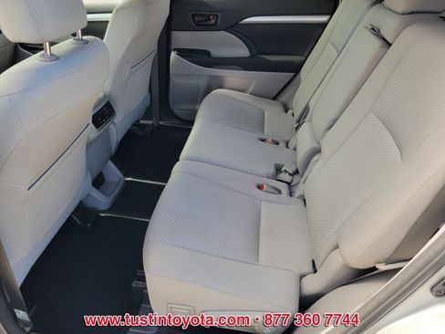 Certified 2017 Toyota Highlander LE w/ Carpet Mat Package image 11