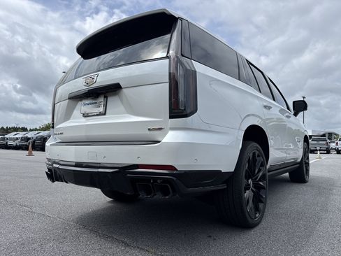 Used 2025 Cadillac Escalade V w/ LPO, ONYX Package AWD/4WD image 10