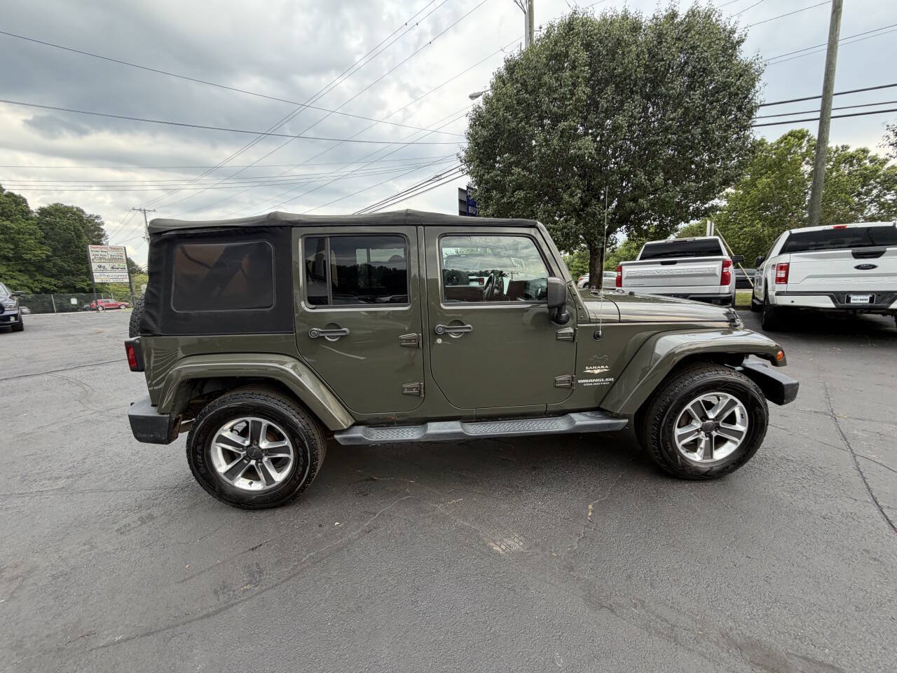 Used 2015 Jeep Wrangler Unlimited Sahara w/ Dual Top Group AWD/4WD image 4
