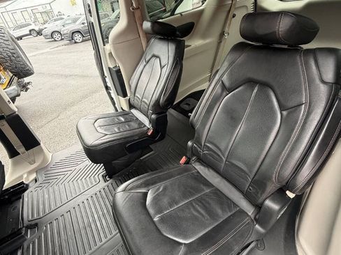 Used 2020 Chrysler Pacifica Touring-L FWD image 10