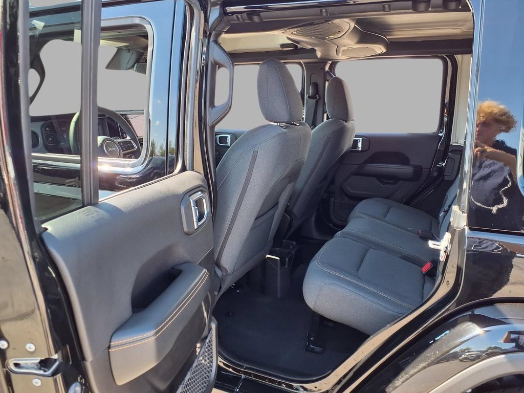 Used 2026 Jeep Wrangler Unlimited Sahara AWD/4WD image 23