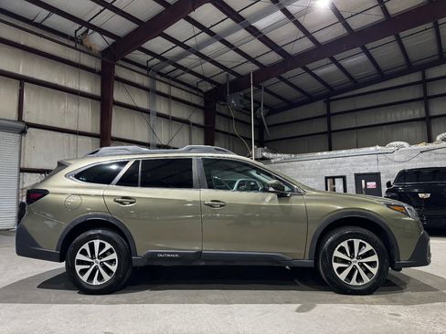 Used 2022 Subaru Outback Premium image 4