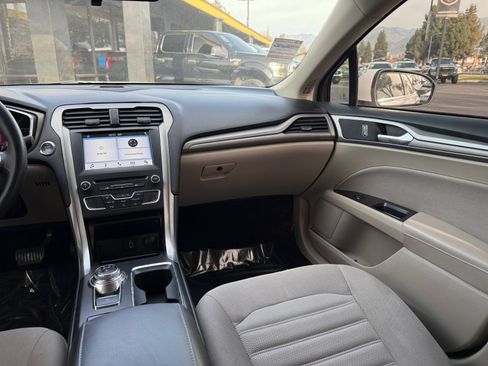 Used 2017 Ford Fusion SE image 23
