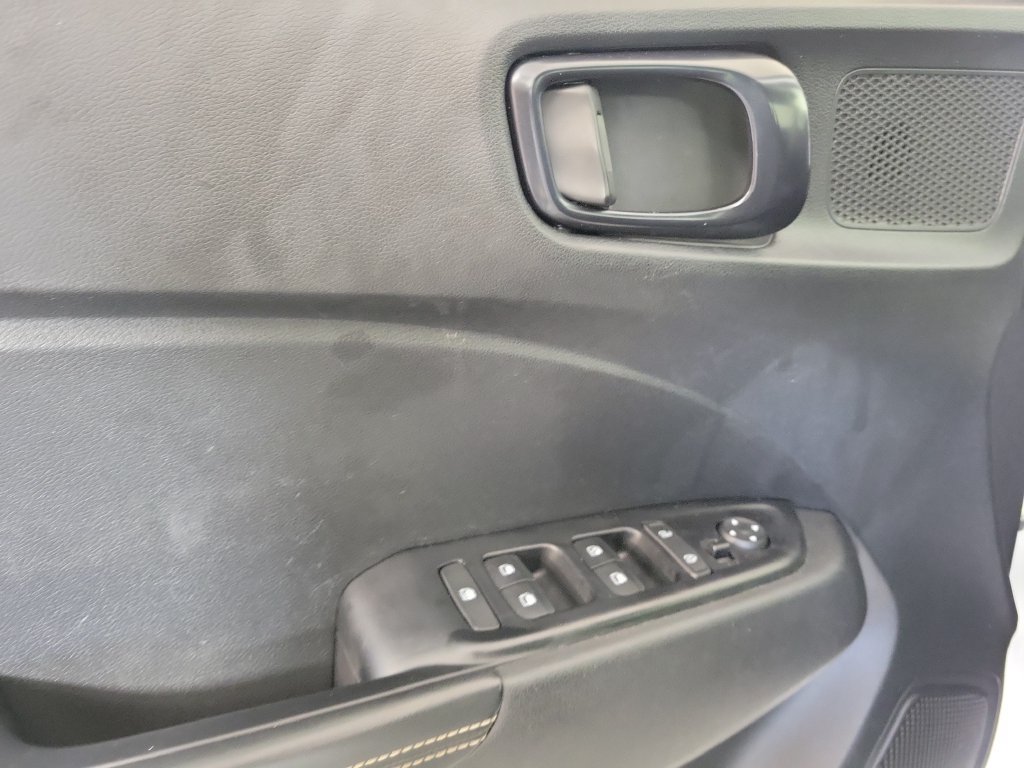 Used 2025 Hyundai Venue Limited FWD image 15